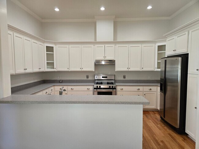 Building Photo - 3-bedroom, 2-bathroom cottage-style villa in Savanna Pointe