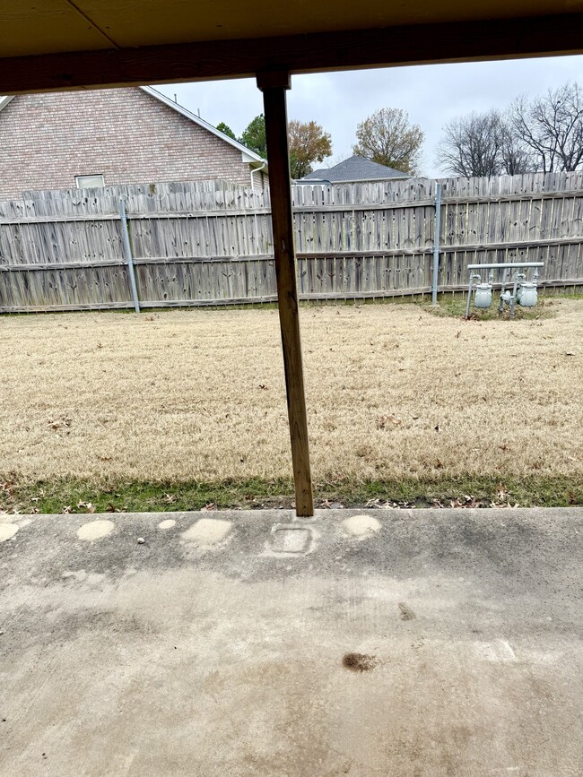 Building Photo - 2204 Lakeview Dr