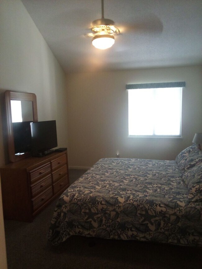 Building Photo - 1920 Bent Grass Dr