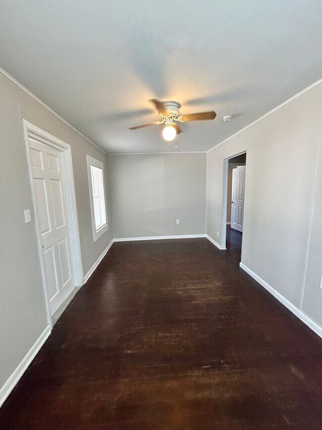 Building Photo - Two bedroom 1 bath home - 12th month free
