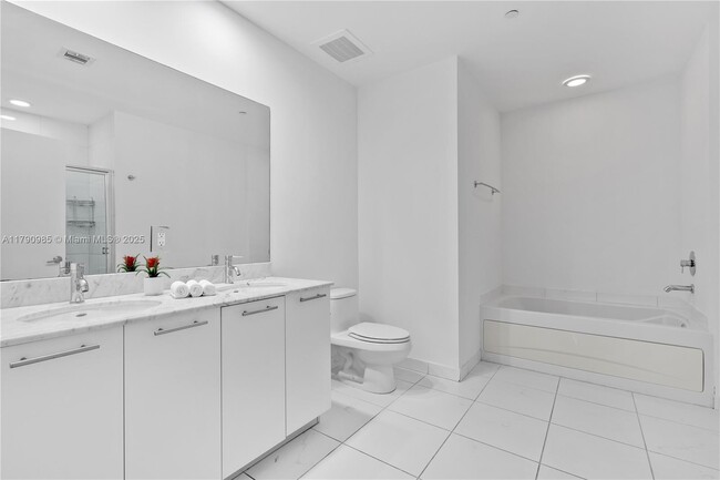 Building Photo - 950 Brickell Bay Dr