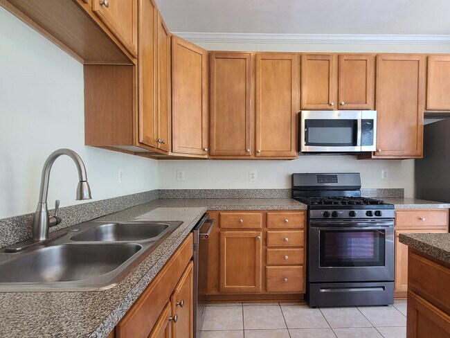 Building Photo - 210 Hillside Ct