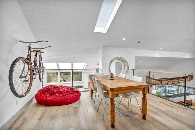 Building Photo - LAKEFRONT LUXURY ON LAKE STANLEY | FULLY FURNISHED + UTILITIES INCLUDED IN GUARDED LAKERIDGE SHORES