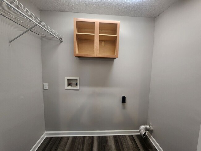 Building Photo - Updated 3 bedroom 1.5 home great for enter...