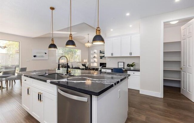 Building Photo - Livermore South Very Private 4 bedroom/3 b...