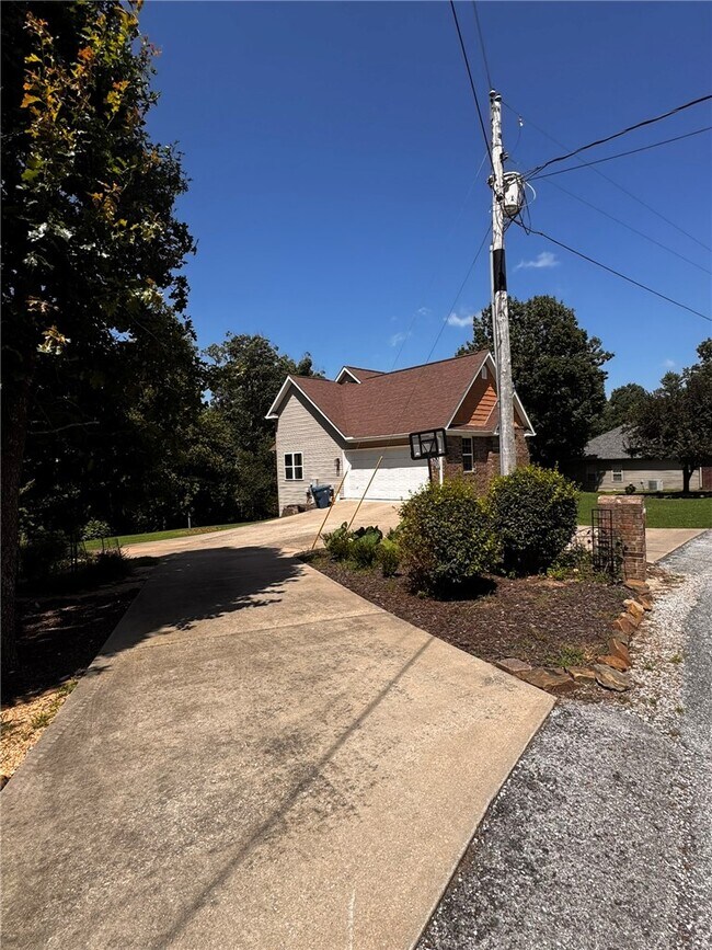 Building Photo - 17 Miller Dr