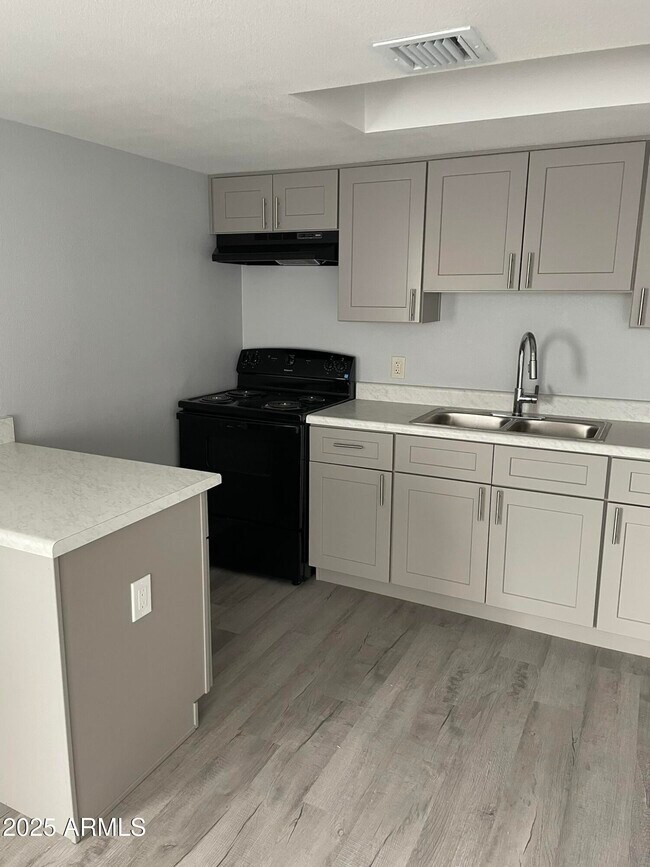 Building Photo - 1002 North 25th Pl