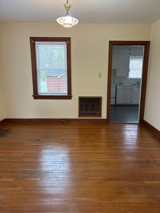 Building Photo - 4 Bedroom House / South Jackson