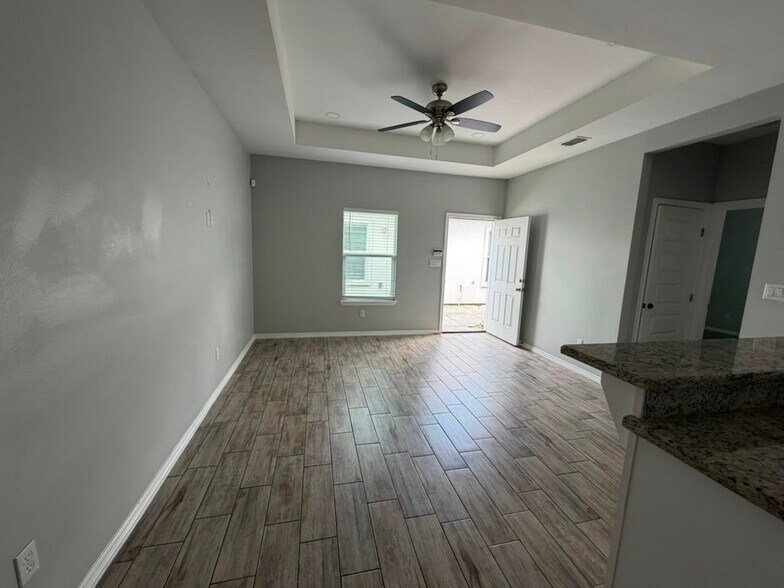 Building Photo - 1403 W Heritage Dr