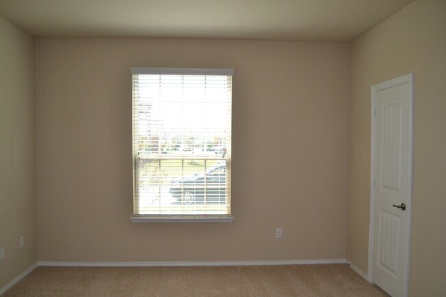 Building Photo - House for Lease in Heartland Area!