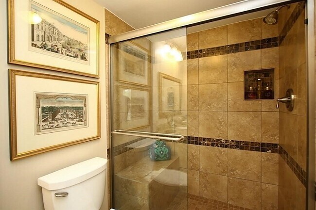 Building Photo - 5228 Woodlawn Pl