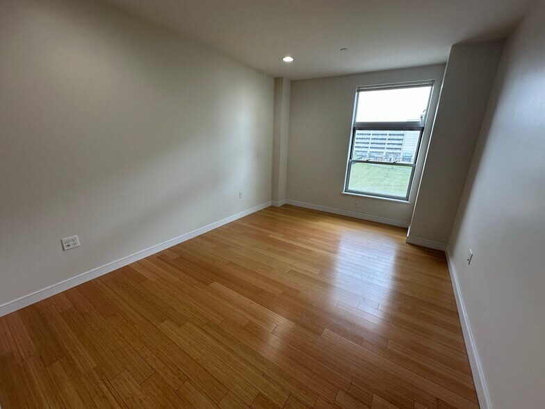 Building Photo - 591 Albany St