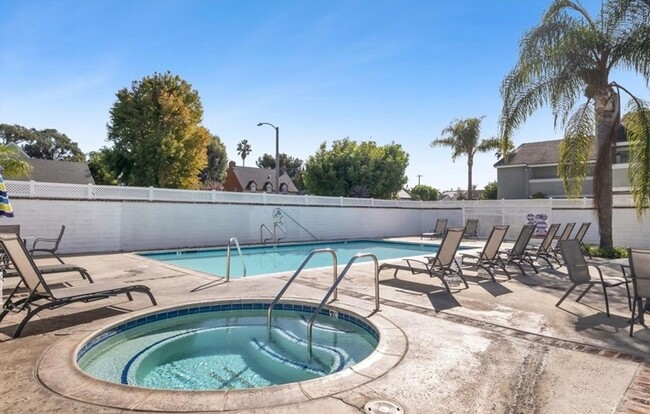 Building Photo - Beautiful 3 bed / 2.5 bath Townhome with Patio and 2 car garage in Huntington Beach