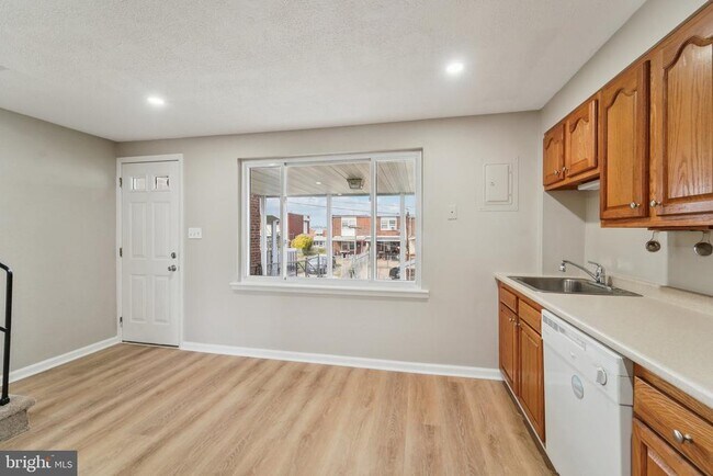 Building Photo - 7926 Bank St