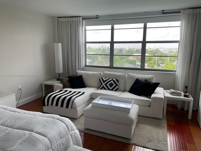 Building Photo - 10000 W Bay Harbor Dr