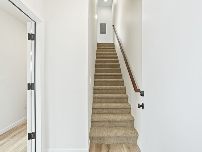 Building Photo - Vancouver Townhouses - Get 1 Month Free!