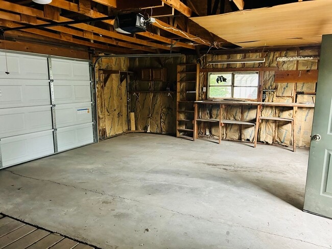Building Photo - Cute Single Family Home, Great Location