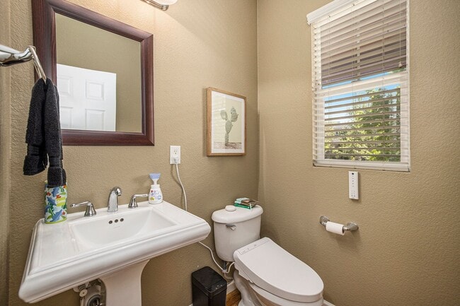 Building Photo - Gorgeous 5 Bedroom 4 Bathroom Single-Family Home in Lowry