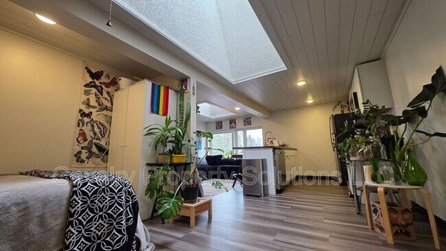 Building Photo - 3947 E Calvary Rd