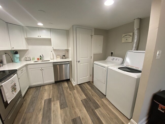 Building Photo - Beautiful & Fully Renovated 2 Bedroom / 1....