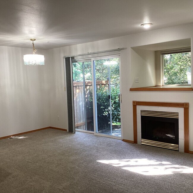 Building Photo - Bright & Spacious Everett Condo – 3 Bed, 2...