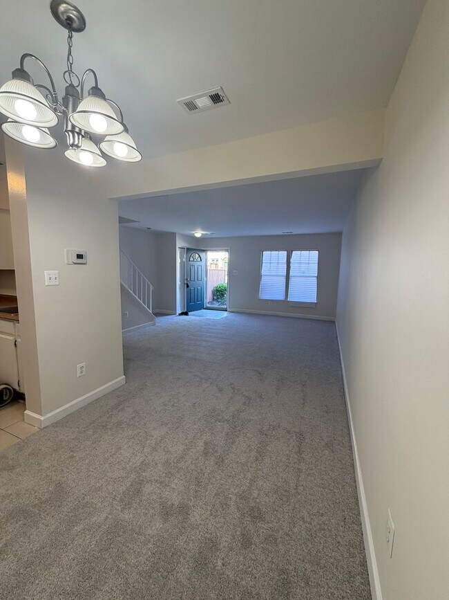 Building Photo - 3 LEVEL TOWNHOUSE WITH 3BEDROOMS AND 2 FULL BATHS