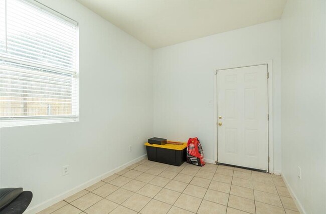 Building Photo - 531 Dogwood St