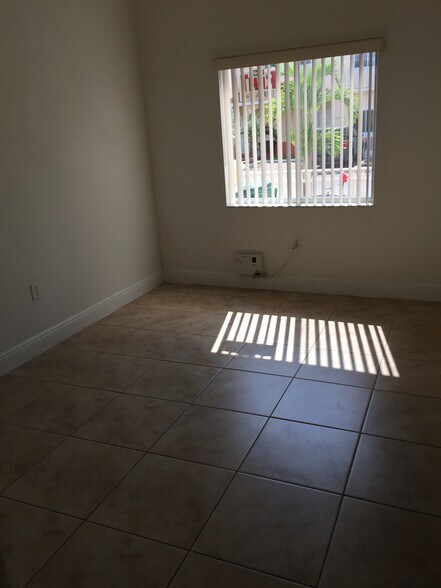 Leaving room - 17802 NW 74th Ct