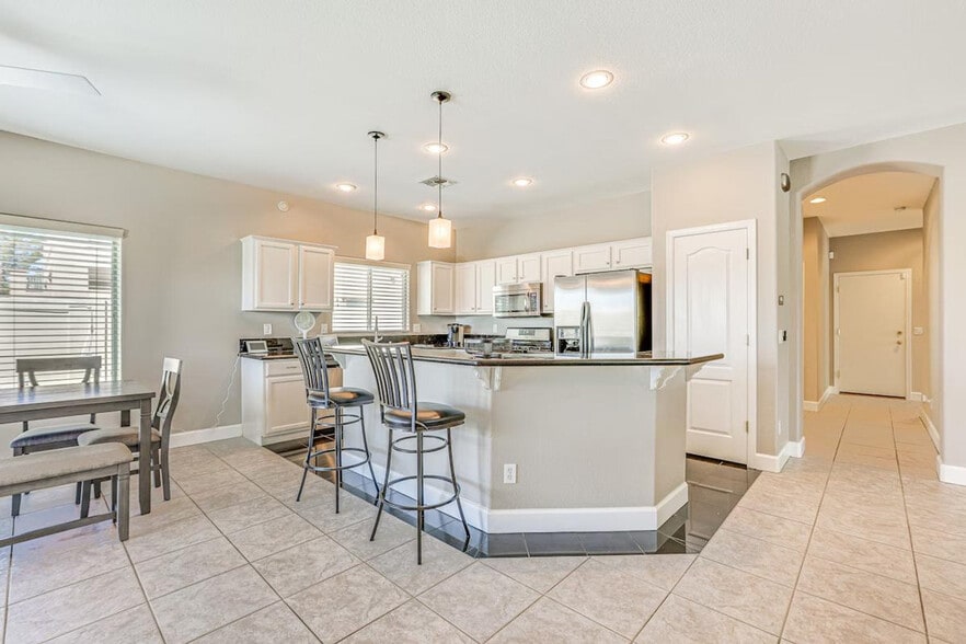 Building Photo - 11882 W Washington St