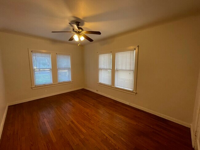 Building Photo - Huisache