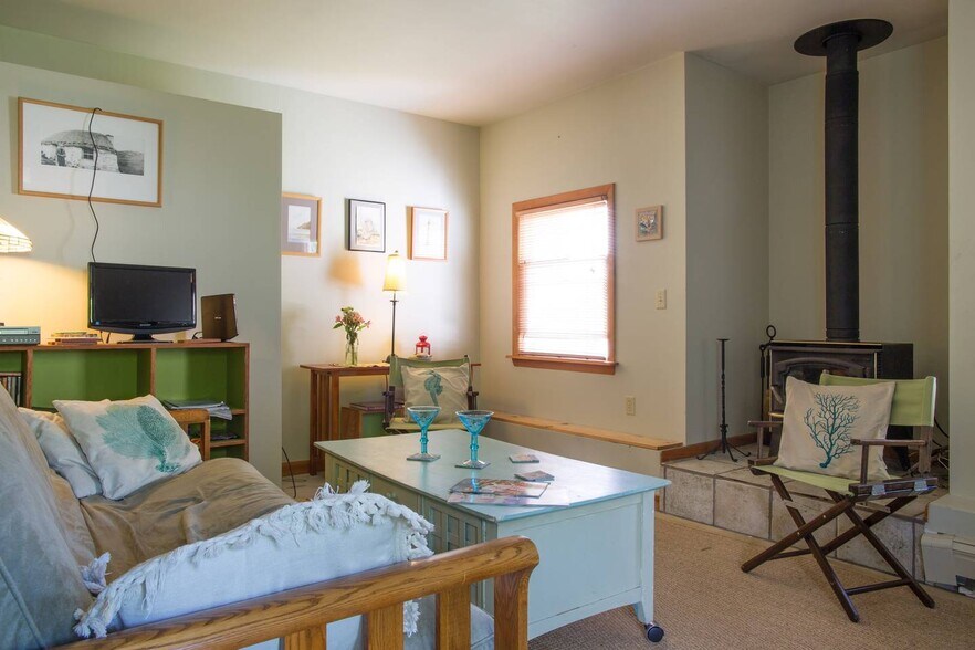 Building Photo - 15 Maple Street