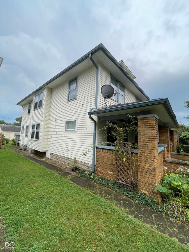 Building Photo - 815 N Riley Ave