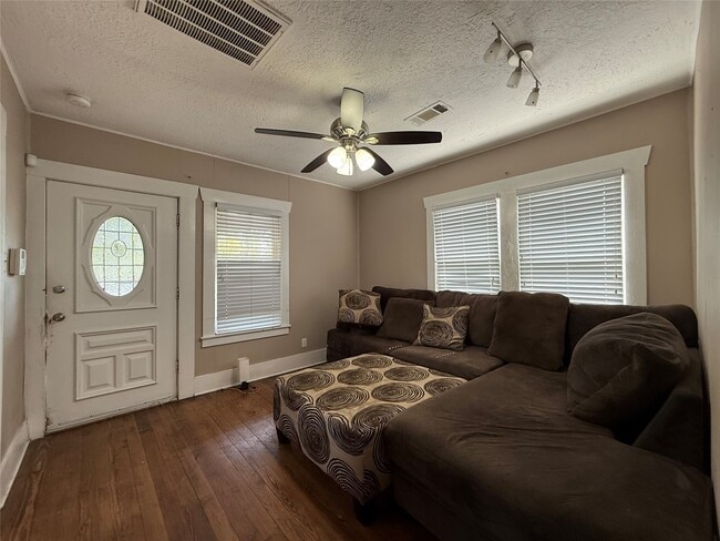 Building Photo - 2519 Paul Quinn St