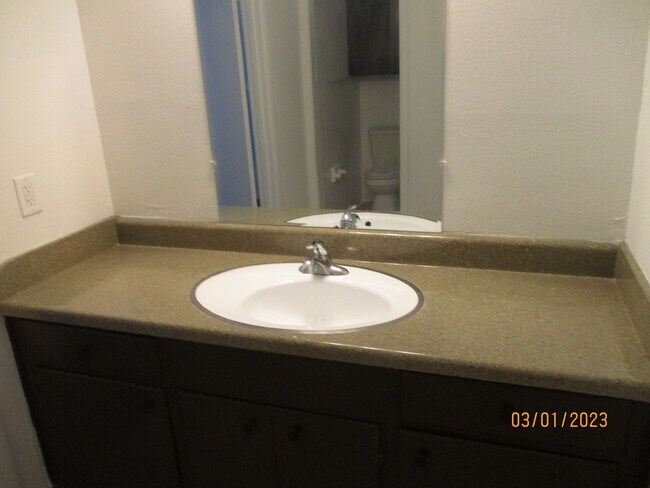 Building Photo - 212 Hallbrook Dr