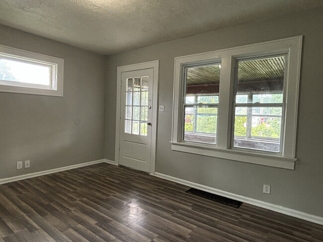 Building Photo - 1401 N Gladstone Ave