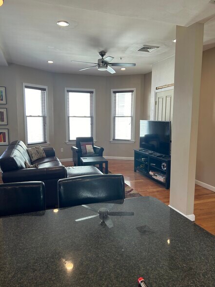 Building Photo - 49 Mozart St