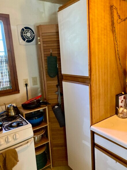 tall pantry cabinet, gas stove - 341 Glendale Ave NE