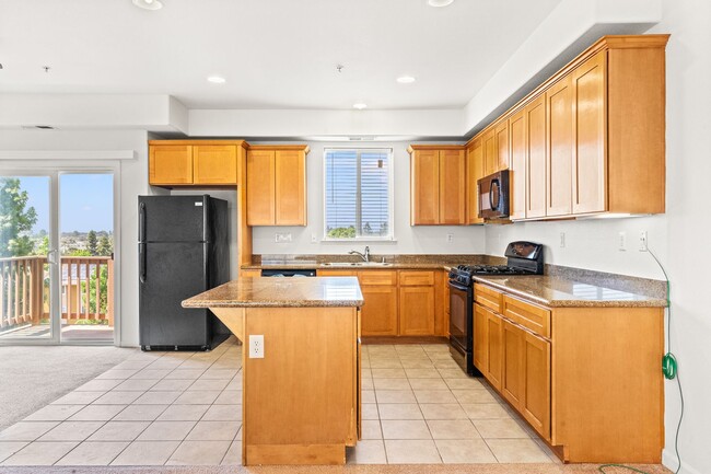 Building Photo - Spacious 2 Bed, 2.5 Bath Townhouse in Gate...