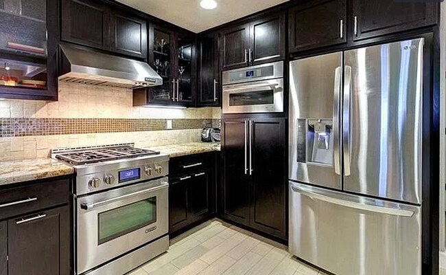 Building Photo - EPIC REA - Modern-Style 3 BR/3BA townhouse...