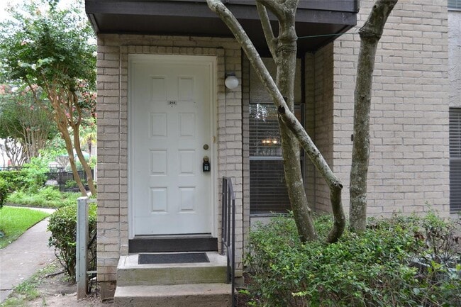 Building Photo - 2021 Spenwick Dr