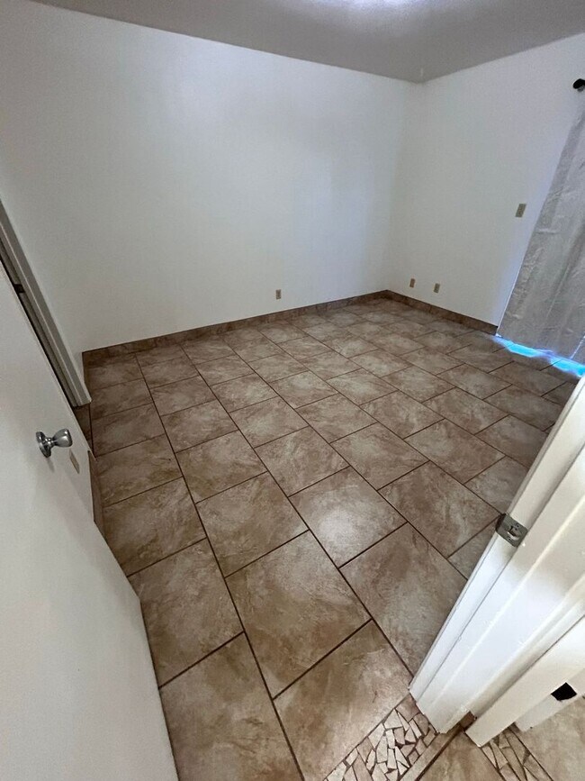 Building Photo - Cozy and convenient 2 bedroom home