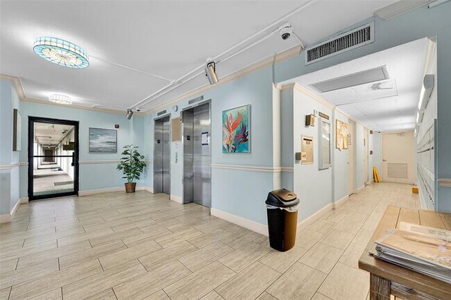 Building Photo - 3150 N Palm Aire Dr