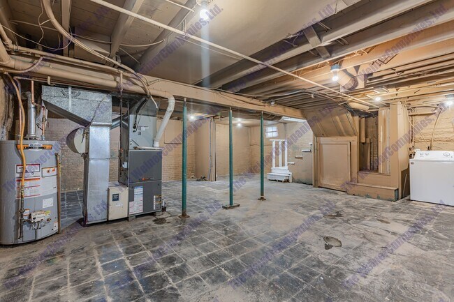 Building Photo - 606 W White St