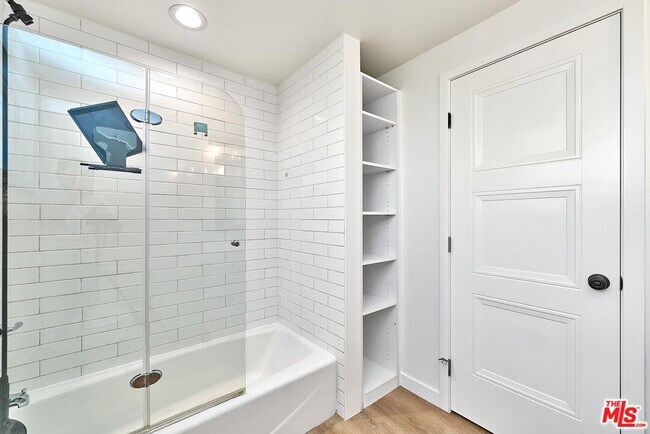 Building Photo - 6443 Columbus Ave