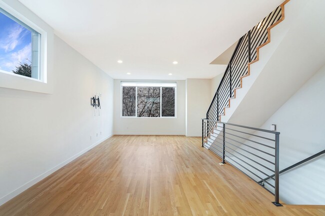 Building Photo - Luxurious Townhome