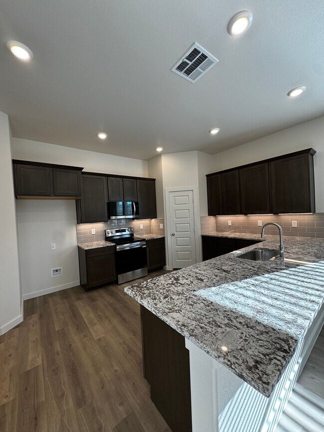 Building Photo - Fabulous Luxury Newer 2026 Build 3/2/2