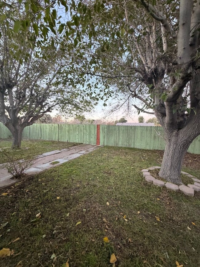 Building Photo - 14606 Riverside St