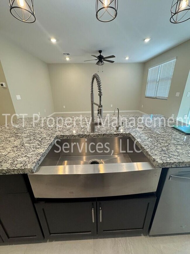 Building Photo - Beautiful like new home in San Tan Groves