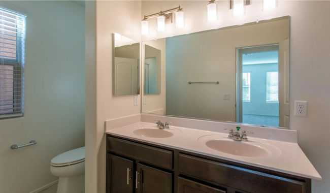 Building Photo - 1110 E Descent St