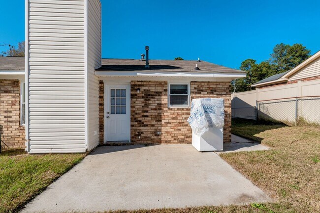 Building Photo - 2937 Dahlia Dr
